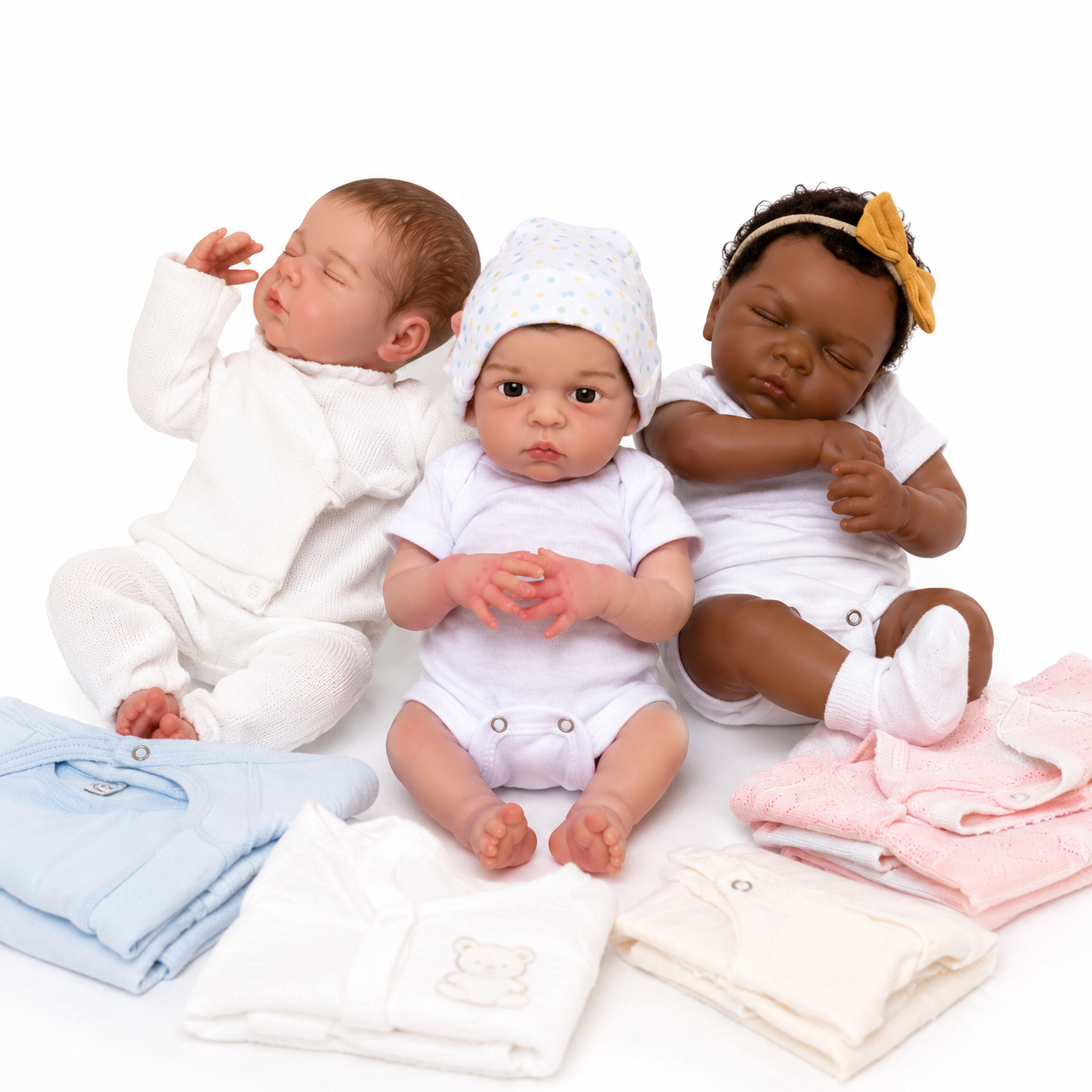 Mini Boneca BebeReborn + 3 Roupinhas